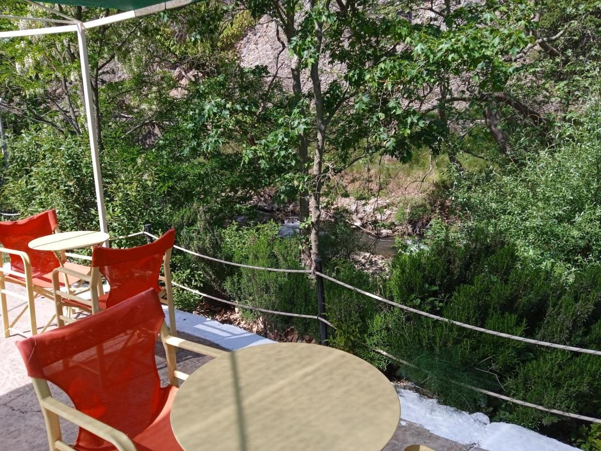 Guesthouse Eleftherios Калаврита Екстер'єр фото