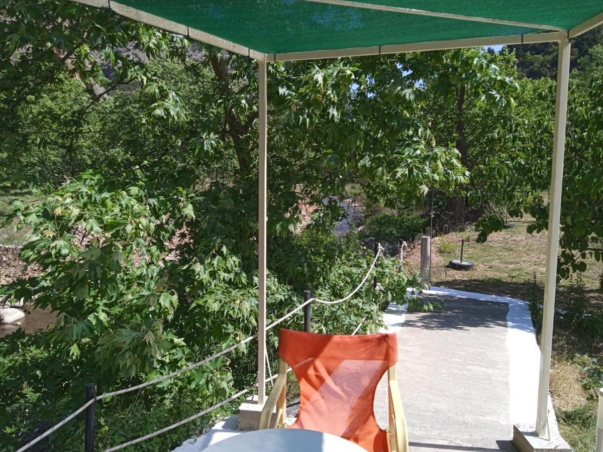 Guesthouse Eleftherios Калаврита Екстер'єр фото
