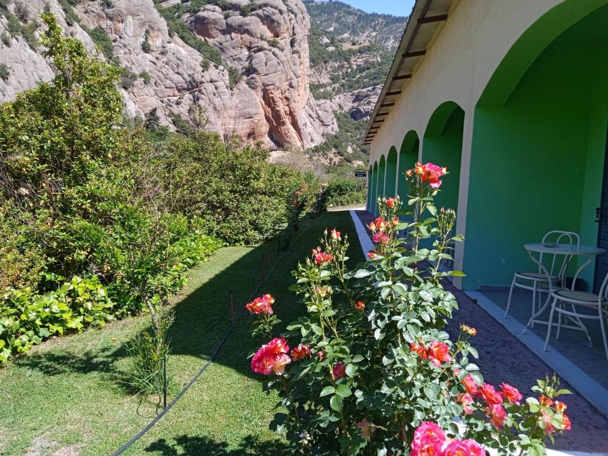 Guesthouse Eleftherios Калаврита Екстер'єр фото