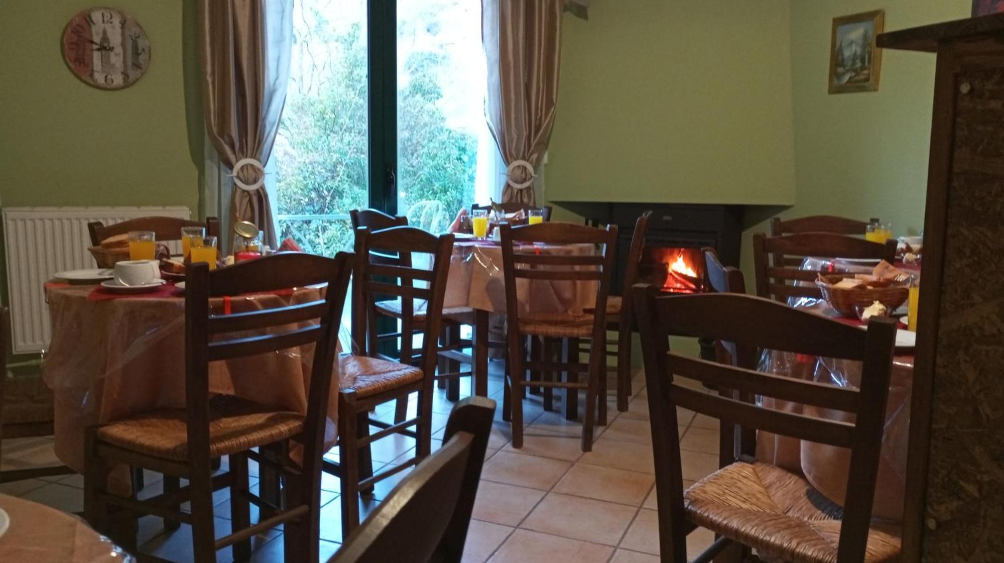 Guesthouse Eleftherios Калаврита Екстер'єр фото