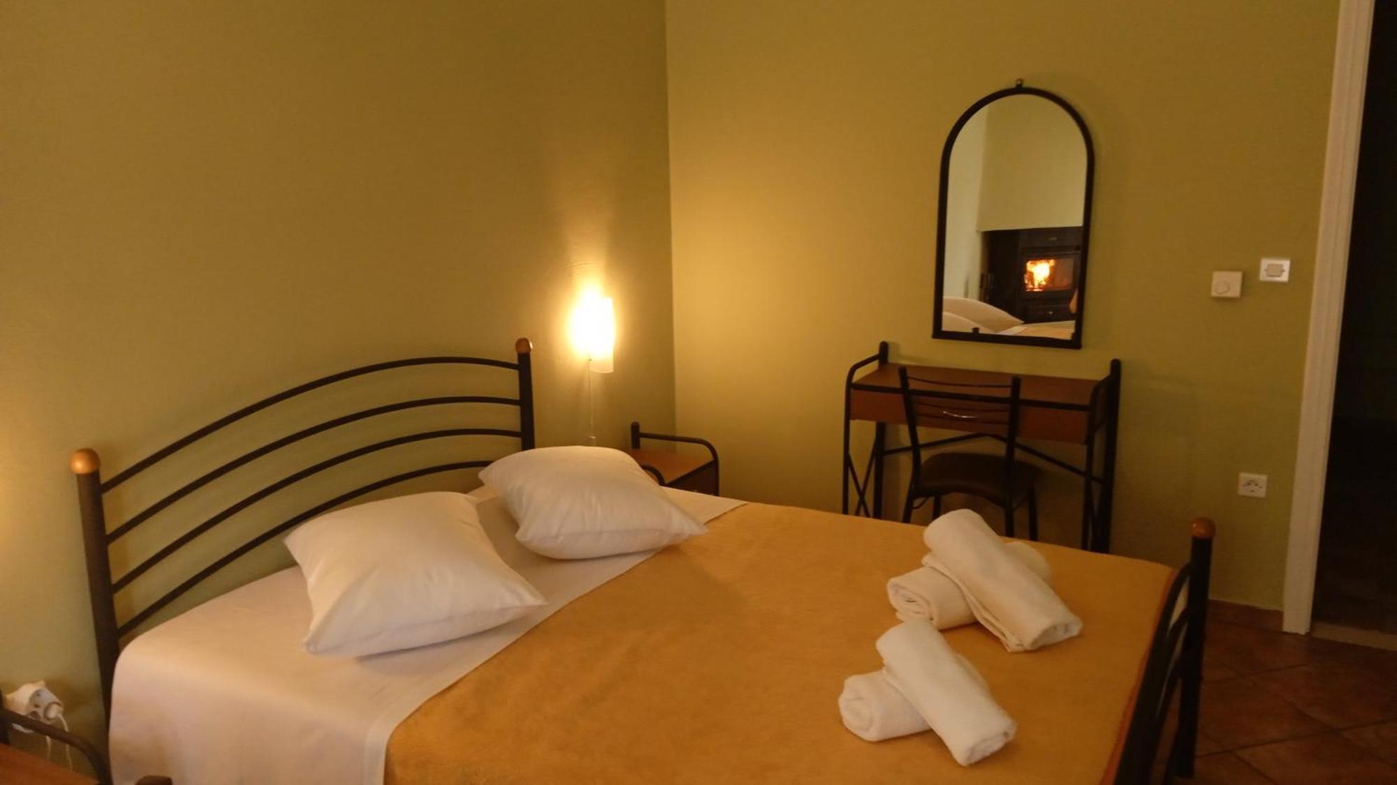 Guesthouse Eleftherios Калаврита Екстер'єр фото