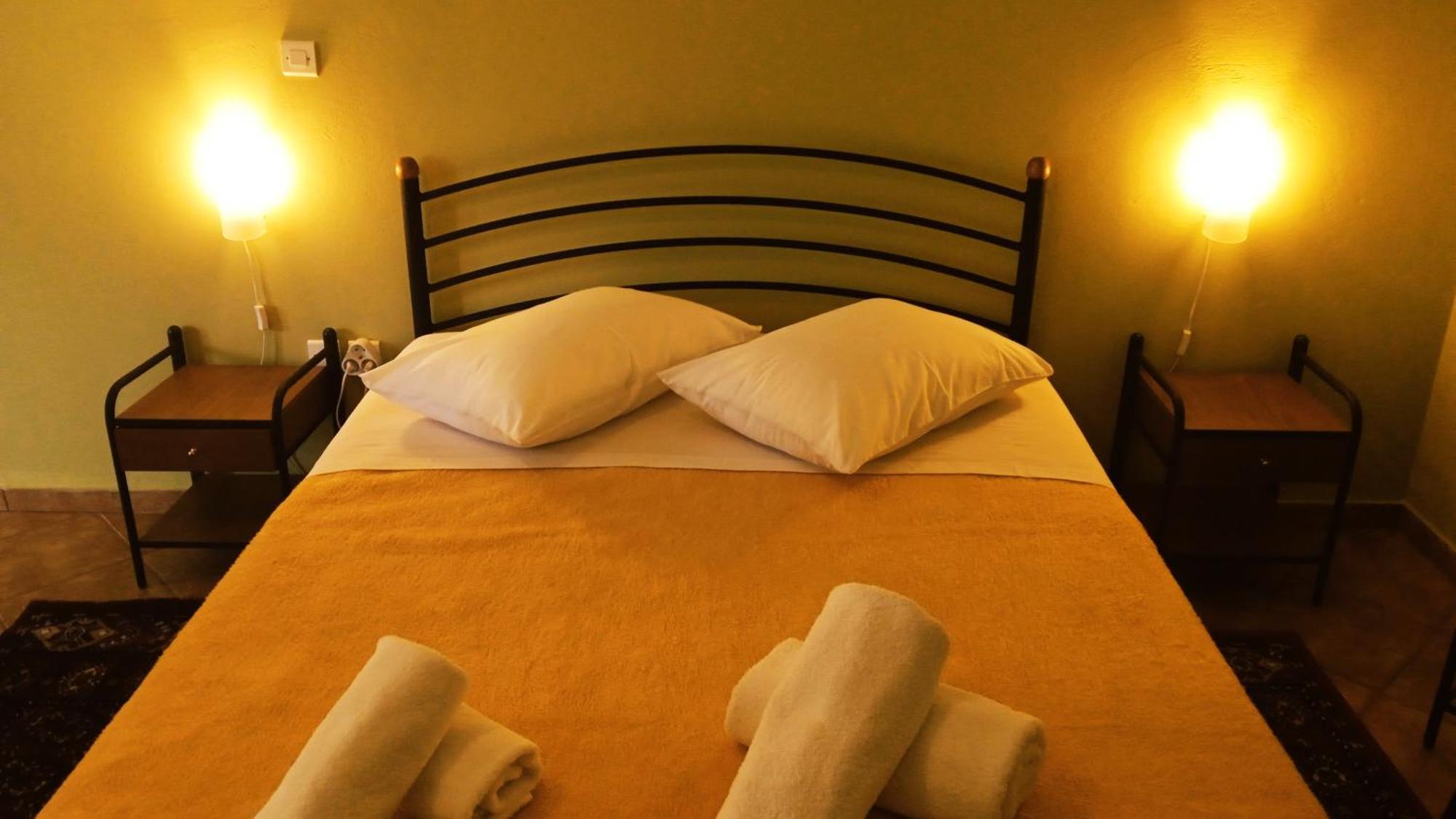 Guesthouse Eleftherios Калаврита Екстер'єр фото