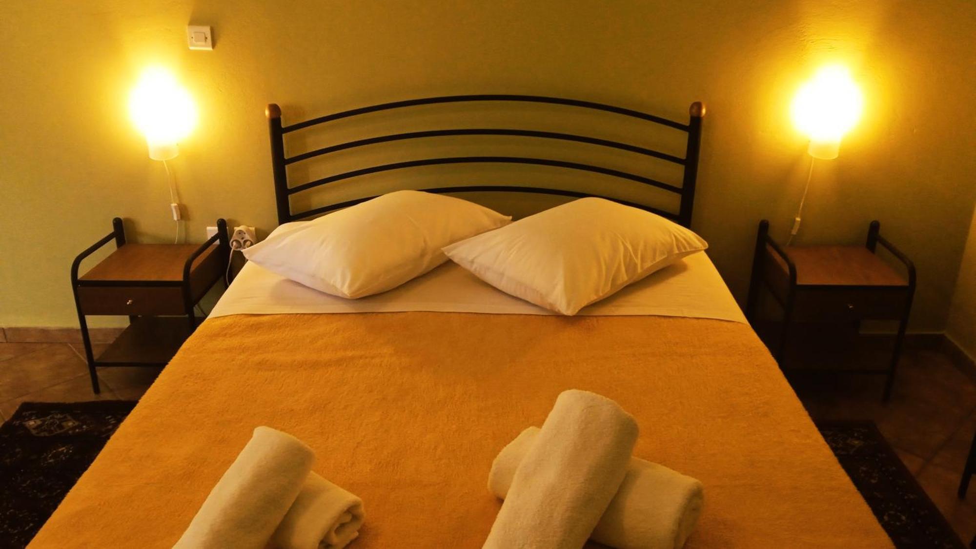Guesthouse Eleftherios Калаврита Екстер'єр фото