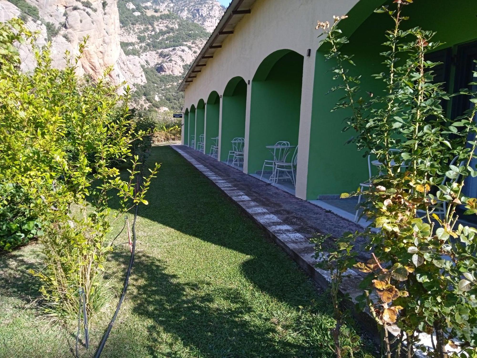 Guesthouse Eleftherios Калаврита Екстер'єр фото