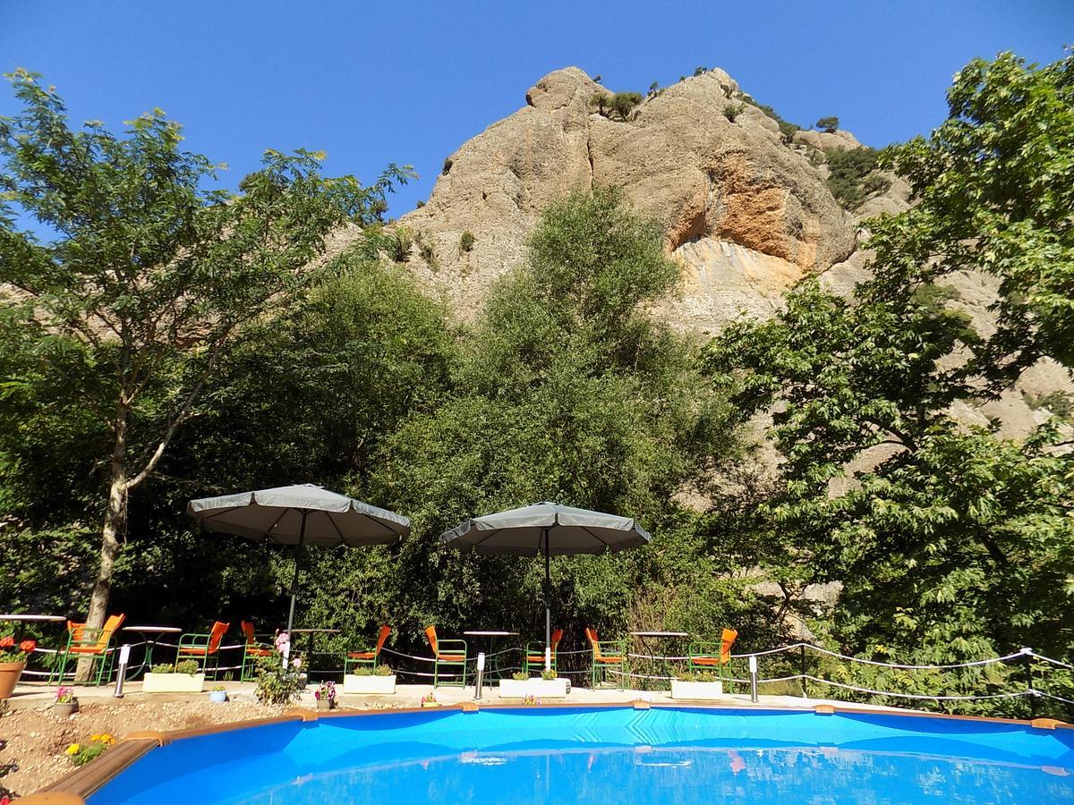 Guesthouse Eleftherios Калаврита Екстер'єр фото